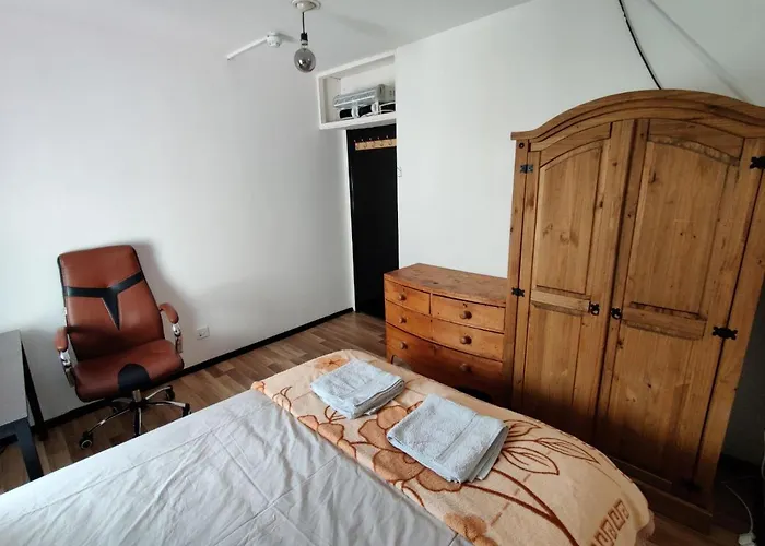 Unique Antique 2Br@Hackney Canal