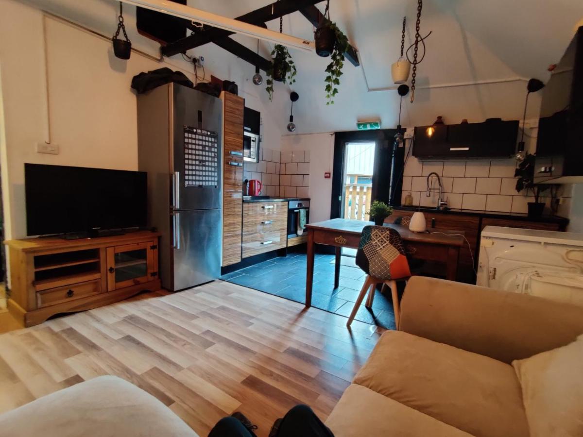 Unique Antique 2br@hackney Canal